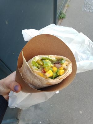 Wrap crudités (6€) : il y en a 2 mais j'en ai déjà mangé un ici at Maison Landemaine - Crozatier in Paris