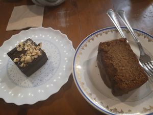 Brownie y queque de pera y plátano ? deliciosos!! at La Colectiva Cafe in Madrid
