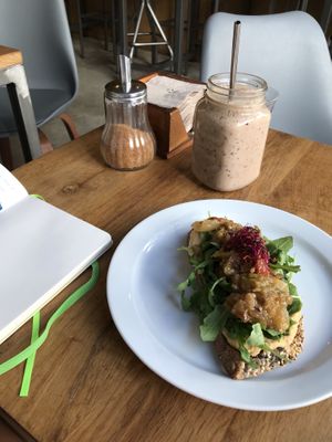 Toast with hummus and onion  at La Colectiva Cafe in Madrid