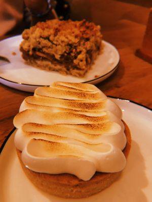Lemon pie and apple crumble  10/10 at La Colectiva Cafe in Madrid