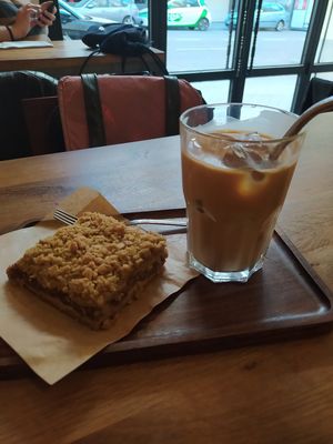 Iced latte + pear and cinnamon crumble at La Colectiva Cafe in Madrid