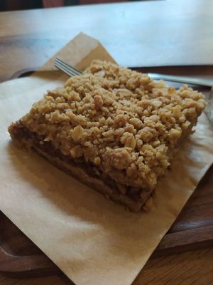 Pear and cinnamon crumble at La Colectiva Cafe in Madrid