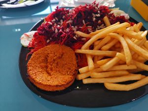 Bela salada completa (pepino, rúcula, beterraba, cenoura, sementes, tomate), hamburguer de quinoa e batatas fritas! at Vegana By Tentúgal in Porto