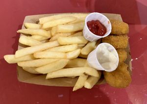 Nuggets & chips at Vegana By Tentúgal in Porto