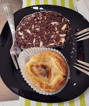 Vegan cakes at Vegana By Tentúgal in Porto