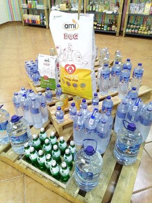 Water (sparkling and still) and vegan dog food at Vegana By Tentúgal in Porto