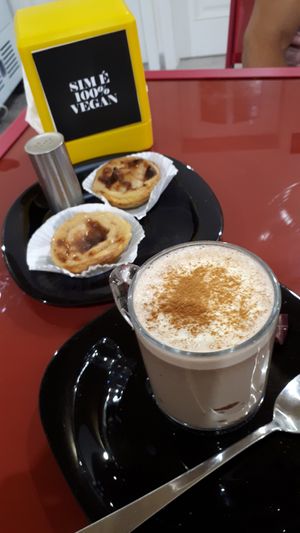 Pastéis de nata vegan e macaccino! at Vegana By Tentúgal in Porto