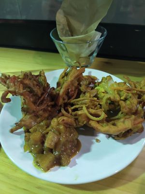 Pakora con chutney de piña at Condende in Sevilla