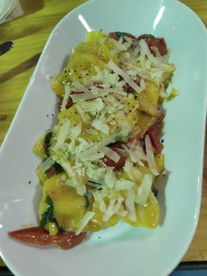 Raviolis de tomate seco y scamorza at Condende in Sevilla
