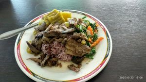 Brown rice with three options at Tien Sieng Vegetarian Foods in Chiang Mai