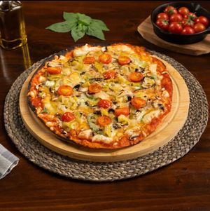 Huerta: salsa de tomate, mozzarella vegana, champiñones frescos, puerros salteados y tomates cherrys madurados. Final aceite de oliva D.O y orégano  at Altoke in Collado Villalba