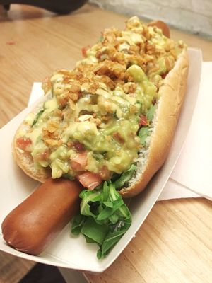 Vegan hot dog with a mountain of guacamole at Munchies Hot Dog in Madrid