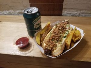 7€ for hot dog fries and drink at Munchies Hot Dog in Madrid