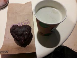 muffin and matcha latte at Ramen Maneki in Bremen