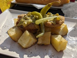 Cachopo vegano acompañado de piparras y patatas. at Platea de Almagro in Almagro