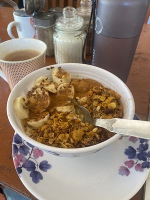 Banana cinnamon swirl oatmeal 😍 and soya chai  at Trimutri in Dharamkot