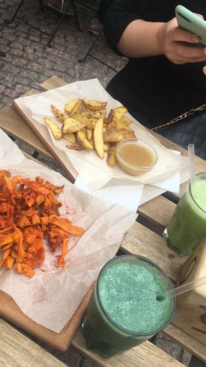 Carrot chips and chunky chips, a spirulina-pineapple smoothie, and a kiwi-spinach smoothie at OM NOM NOM in Lviv