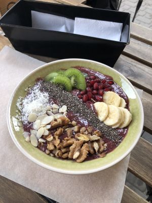 smoothie bowl at OM NOM NOM in Lviv