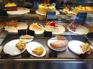 Tortenauswahl, davon zwei vegan gekennzeichnet at Café-Bistro Daheim in Bad Schandau