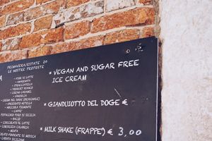 The only hint that there is vegan ice-cream at Gelateria Il Doge in Venice