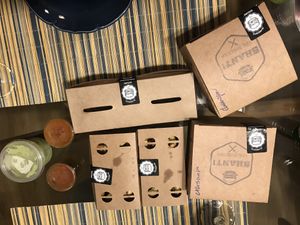 Embalagens lindas at Shanti Burger in Taboao Da Serra