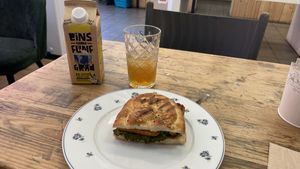 Das Sandwich mit Crispy Tofu und würziger scharfer Sauce sowie Grünzeug und gewärmt immer wieder gerne  at Hello Vegan in Uster