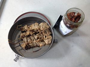 Brochettes à la grecque à tester absolument et général tao ! 
On peut se faire servir avec nos contenants avec un large sourire ! at Herbivores Marche Vegetalien in Montreal