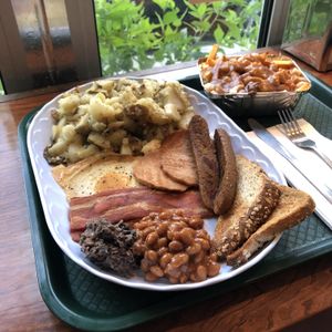 Assiette Méga Déjeuner et Petite poutine régulière at Herbivores Marche Vegetalien in Montreal