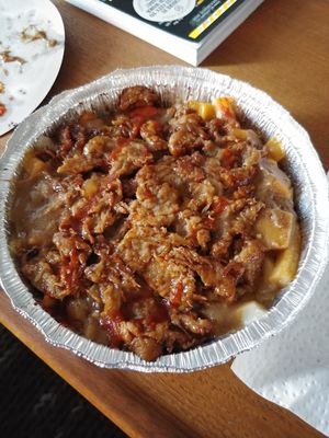General Tao Poutine drizzled with Siracha at Herbivores Marche Vegetalien in Montreal
