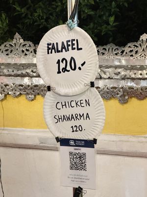 They have started serving chicken 👎  at Queen Falafel in Pai