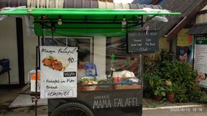 Stand on the walking street at Queen Falafel in Pai