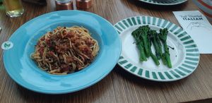 Plato principal de spaghetti con lentejas y verduras, acompañado de brócoli con especias. at ASK Italian in Wetherby