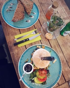Hummus Sandwhich en Tofu Burger at Anna's Lunchroom in Utrecht
