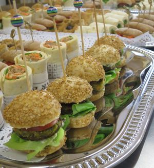 Nos délicieux mini-burgers at Delice Vegetal in Kaeerjeng