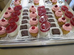 Plateaux de petits délices sucrés at Delice Vegetal in Kaeerjeng