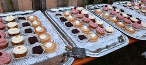 Assortiment de pâtisseries individuelles at Delice Vegetal in Kaeerjeng