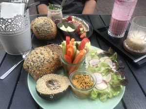 Herzhaftes Frühstück mit veganem Käse  at The Green in Nuremberg