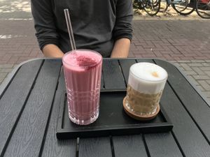 Cashew Raspberry shake und latte macchiato mit Hafer Milch  at The Green in Nuremberg