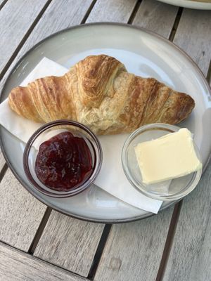 Croissant mit veganer Butter und Marmelade   at The Green in Nuremberg