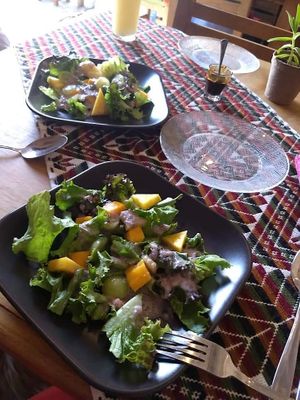 Salad with apples and mango at Suwa Restaurante Vegano in Queretaro