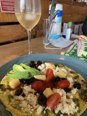 Omelette de garbanzo y kombucha de té verde  at Suwa Restaurante Vegano in Queretaro