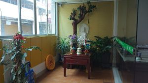 Tranquil seating area at PuTiShu Banyan Tree in Zhangzhou