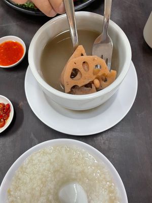 蓮藕花生湯+清白粥4.5$
只有8片半片蓮藕，20+顆花生
料很少 at Rice House 谷王栈( 粥大王) in Central Singapore