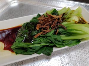 Green leafy vegetables with sauce at Rice House 谷王栈( 粥大王) in Central Singapore