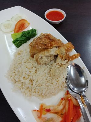 Hainanese chicken rice (SGD 4.50). Very tasty. at Rice House 谷王栈( 粥大王) in Central Singapore
