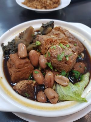 Yummy Stewed at Rice House 谷王栈( 粥大王) in Central Singapore