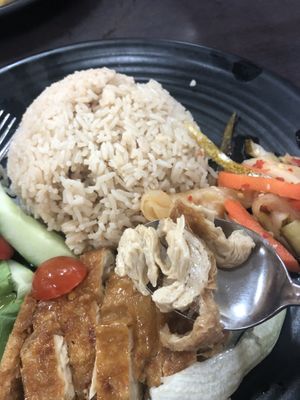 #0002 hainanese chicken rice $4.50 👍🏻 at Rice House 谷王栈( 粥大王) in Central Singapore