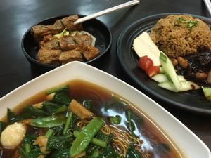 Noodles soup, mushroom fried, Rice with vegetables at Rice House 谷王栈( 粥大王) in Central Singapore