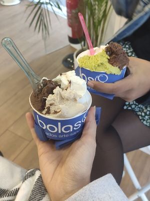 Avellana vegano y chocolate vegano + pistacho y chololate lejano oriente at OLMO Heladería Artesanal in Sevilla