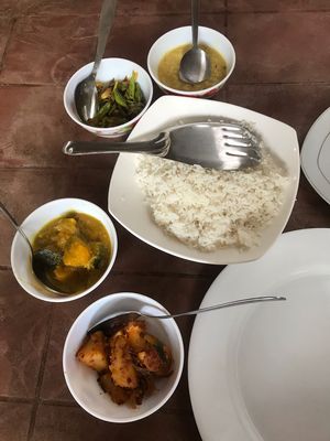 4 of 5 curries, plus papadam for Rs420 at No. 1 Dewmini Roti Shop in Mirissa